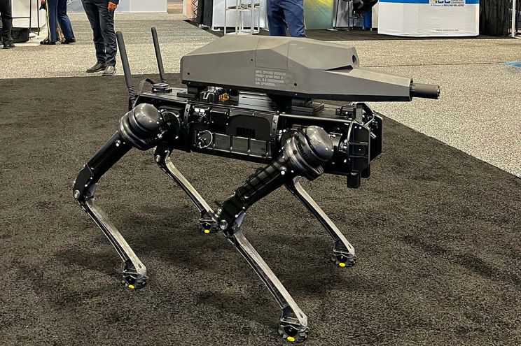 دیوار روبات Vision 60 توسط Ghost Robotics مستقر در فیلادلفیا ساخته شده است، یک استارت آپ با تمرکز بر روبات های پا.
