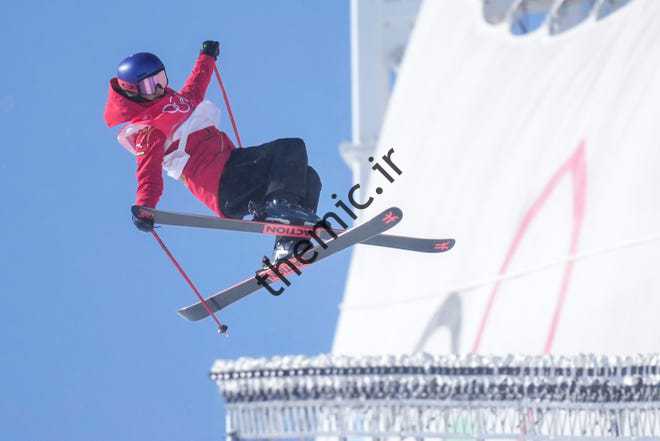 ایلین گو (CHN) در مسابقه نهایی اسکی آزاد زنانه هافپایپ 1 در طول بازی‌های المپیک زمستانی پکن 2022 در پارک برفی گنتینگ در 18 فوریه 2022. 
