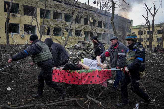 کارگران و داوطلبان اورژانس اوکراین یک زن باردار مجروح را از ویرانه های یک بیمارستان زایمان در ماریوپول اوکراین حمل می کنند.  مقامات اوکراینی می گویند که حمله روسیه به بیمارستانی در شهر بندری محاصره شده آسیب جدی وارد کرده است.