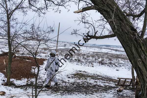 یک سرباز اوکراینی روز شنبه به یک ایست بازرسی نزدیک مرز روسیه می رسد.