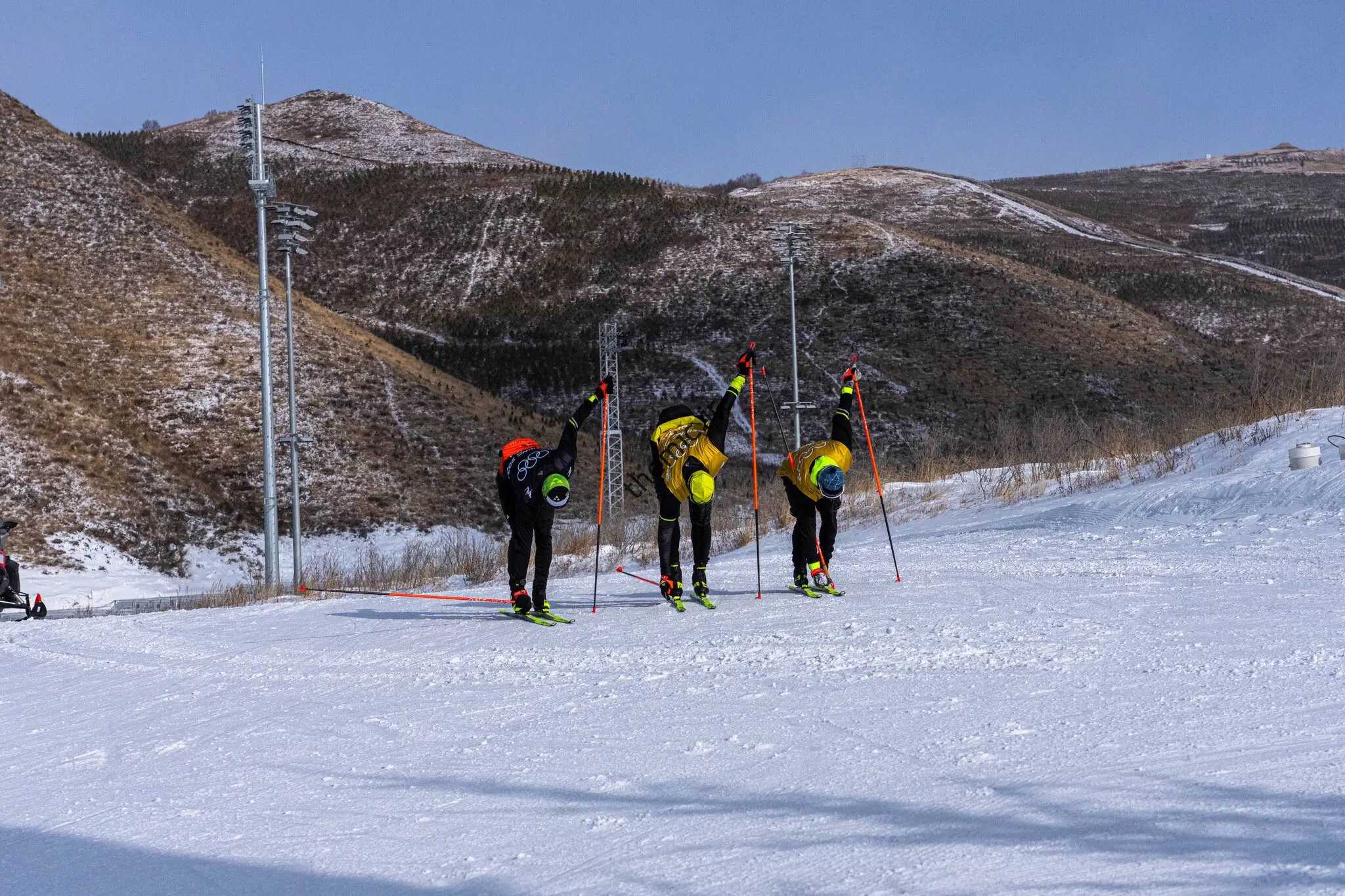 ورزشکاران درحال ممرین روی برف