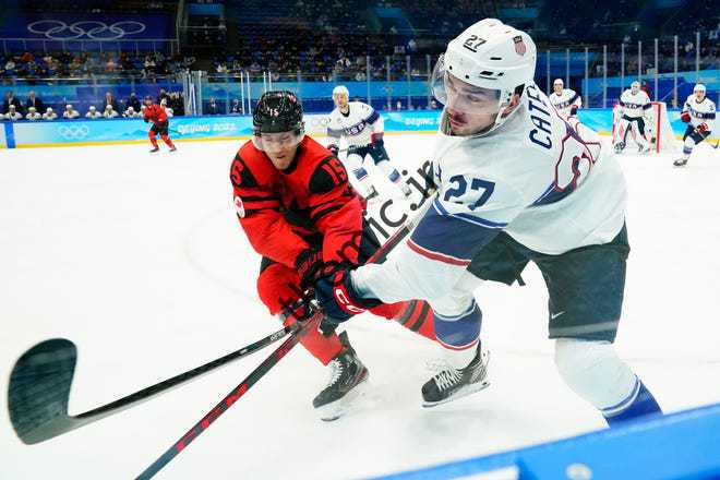 مهاجم نوح کیتس (27) به تیم ایالات متحده کمک کرد تا کانادا و آدام تامبلینی (15) را در یک بازی دور مقدماتی در المپیک 2022 پکن شکست دهند.