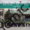 پلیس کامیون داران را پاکسازی می کند، اما معترضان پیاده، پل ایالات متحده-کانادا را بسته نگه می دارند 