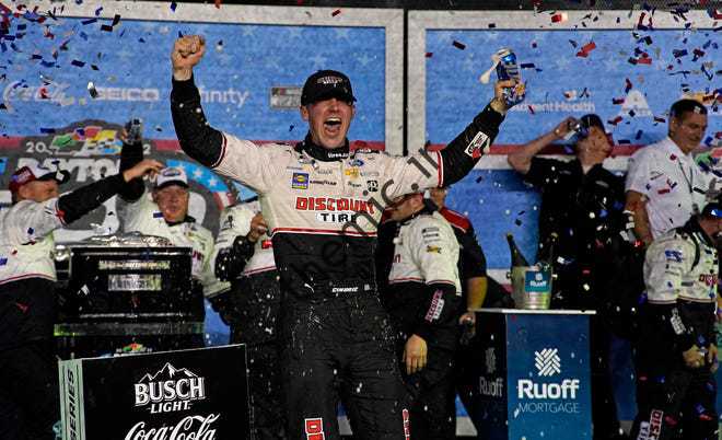 آستین سیندریک پس از برنده شدن شصت و چهارمین مسابقه Daytona 500 در سرعت بین المللی Daytona در فوریه جشن می گیرد.  20، 2022.