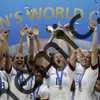 فوتبال ایالات متحده قراردادهای مشابهی را برای تیم های مردان و زنان خود ارائه می دهد