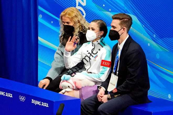 مربی روسی، اتری توتبریدزه، چپ، و کامیلا والیوا، اسکیت باز، مرکز، در المپیک 2022 پکن.